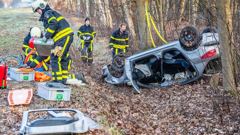 De auto belandde op z'n kop in een greppel. (Foto: Jack Brekelmans)