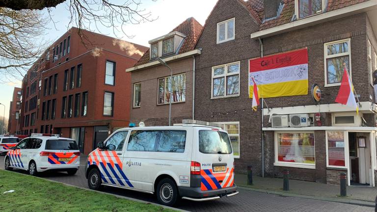 Agenten doorzoeken het café in Den Bosch. (Foto: Bart Meesters)