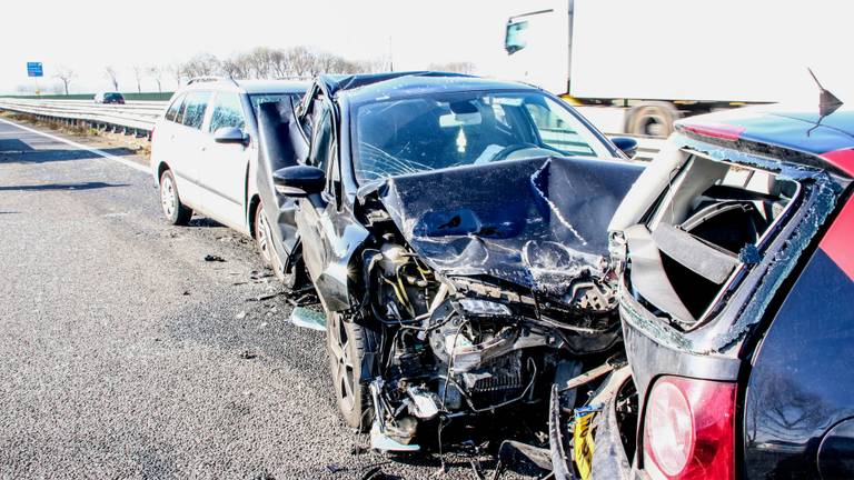 De ravage op de A17 is aanzienlijk. (Foto: 112Nieuwsonline/Danny van Schijndel)