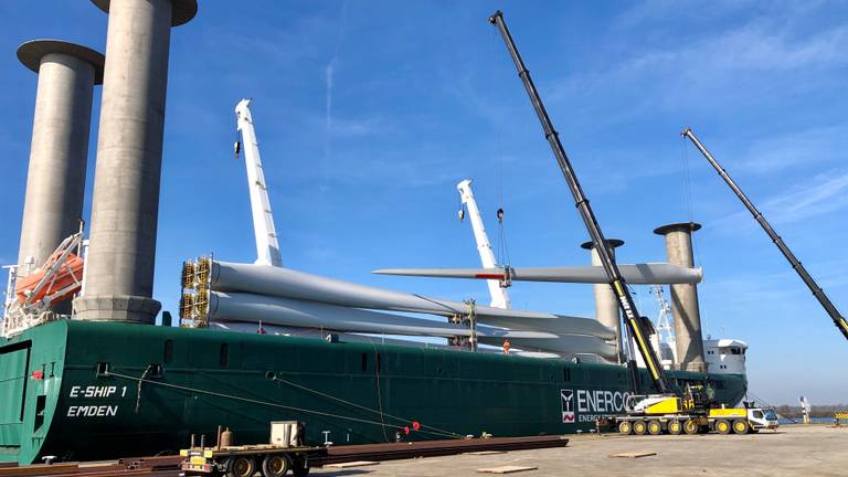 Dertig windmolenbladen worden de haven van Moerdijk binnen gebracht. (Foto: Edwin Vossen)