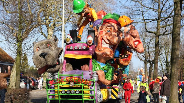 Imposante carnavalswagen door de straten van Wouwse Plantage (foto: Karin Kamp)