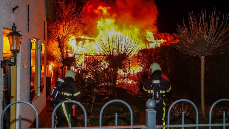 De brandweer kon voorkomen dat het vuur oversloeg naar huizen. (Foto: Marcel van Dorst/SQ Vision)
