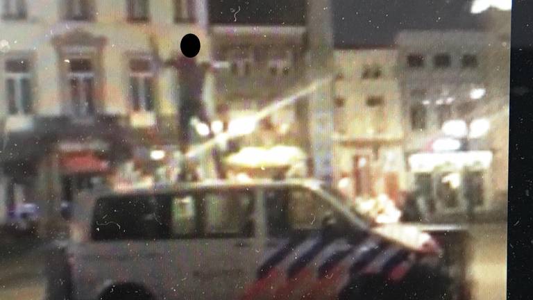 De stapper op de dienstauto. (Foto: politie)