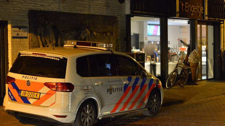 Een man met een vuurwapen kwam de cafetaria binnen (foto: SQ Vision).