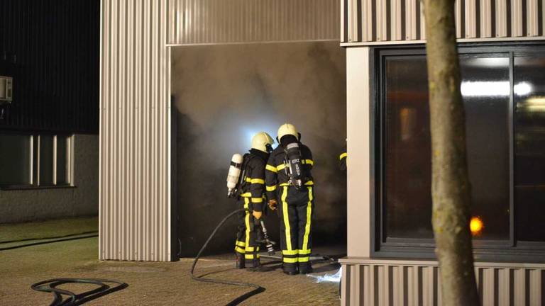 Er waren meerdere brandweerwagens aanwezig in Breda (Foto: Perry Roovers SQ Vision Mediaprodukties).