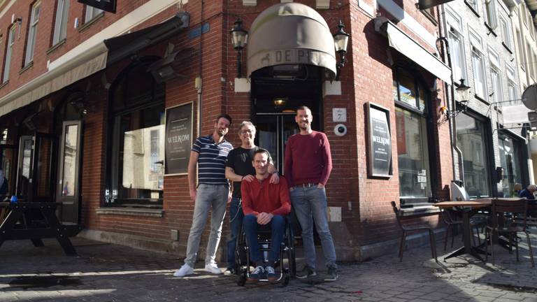 Joris en zijn vrienden voor café De Bruine Pij. (Foto: Tom Cosijn)