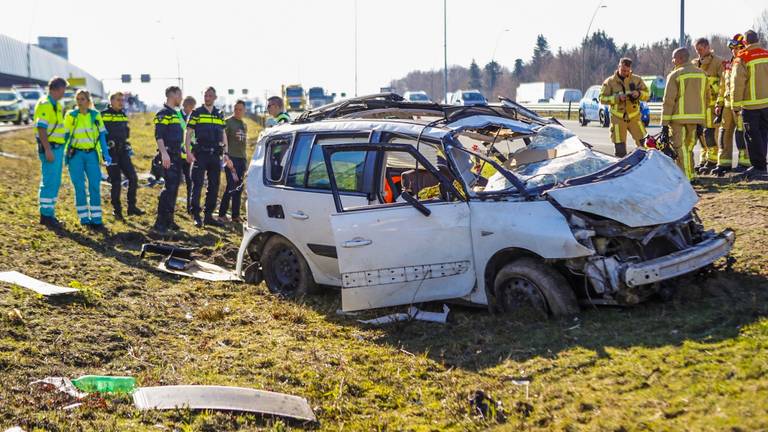 Het wrak, omringd door vele hulpverleners (foto: Dave Hendriks/SQ Vision Mediaprodukties).