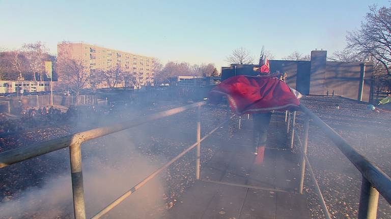 Prins Enzovoorts dun Honderdeneerste rent over het dak van zijn school.