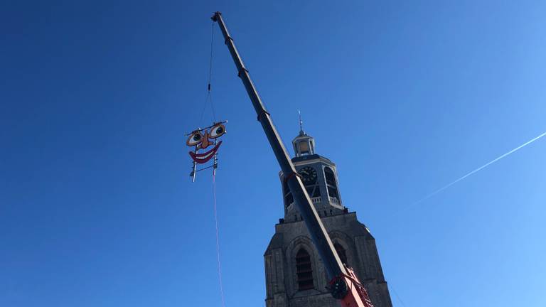 De Peperbus in Bergen op Zoom wordt weer aangekleed voor de Vastenavend (foto: Raoul Cartens)