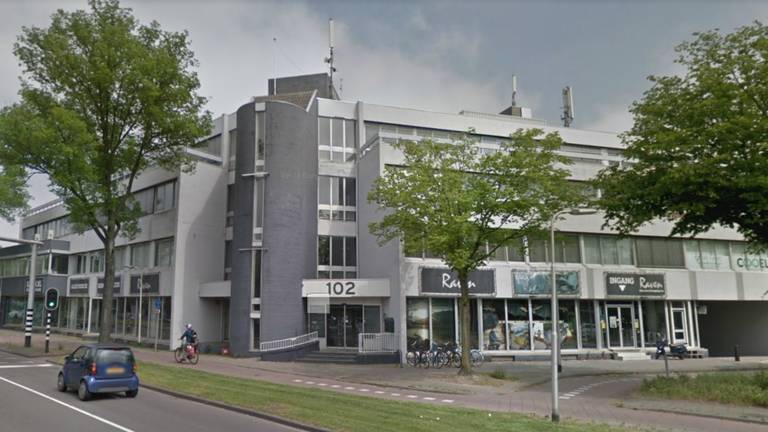 Het pand aan de Ringbaan Oost dat de gemeente Tilburg op het oog heeft voor de huisvesting van arbeidsmigranten. (Beeld: Google Maps)