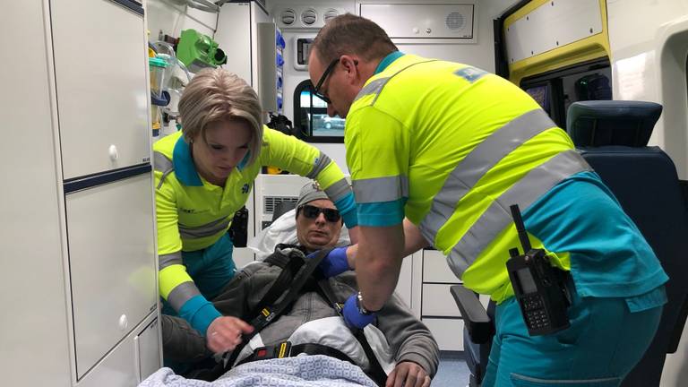 Dinanda en Leon aan het werk in de zorgambulance (de man op de foto is geen echte patiënt)