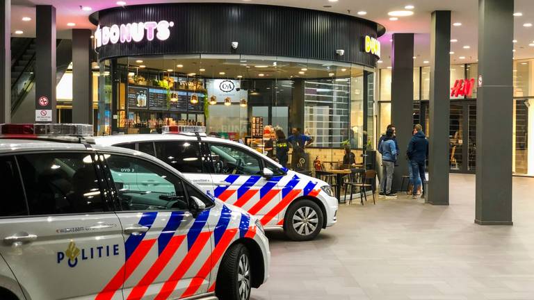 Politiewagens voor de ingang van de overvallen Dunkin' Donuts in Eindhoven. Foto: Sem van Rijssel.