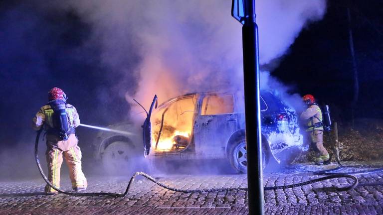 Auto vliegt in brand in Hulsel, chauffeur blijft ongedeerd