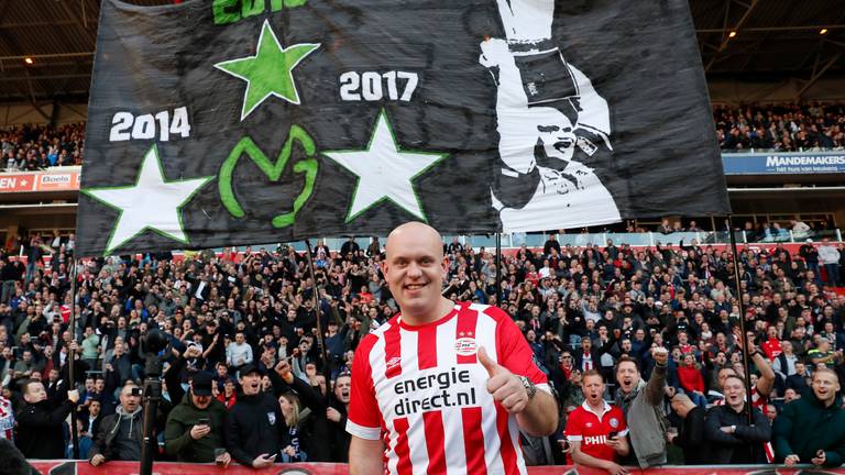 Michael van Gerwen in PSV-tenue tijdens de huldiging van zondag. (foto: VI Images)