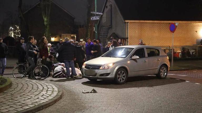 Een jonge vrouw werd tijdens het opruimen van vuurwerk op straat aangereden. (Foto: SQ Vision Mediaprodukties)