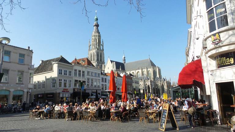 De Grote Markt in Breda. Vanaf maandag openen veel horecagelegenheden voor het eerst weer de deuren. 