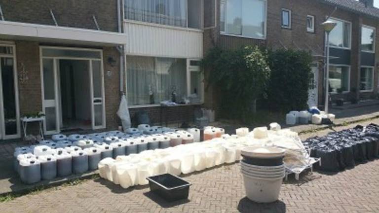 Spullen die de politie uit het xtc-huis haalde. (Foto: politie)