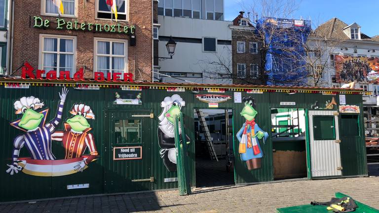Café Paternoster op de Markt in Den Bosch wordt flink verbouwd voor carnaval. (Foto: Imke van de Laar)