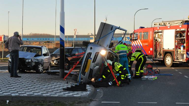 De auto belandde op de zijkant. (Foto: Persbureau Midden Brabant)