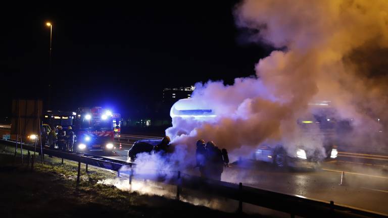 De auto van wethouder Wouter Bollen brandde uit. (Foto: SK-Media)