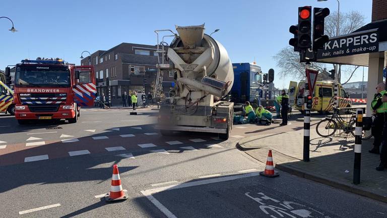 De vrouw belandde onder de vrachtwagen op de Mierloseweg (Foto: Dave Hendriks/SQ Vision).