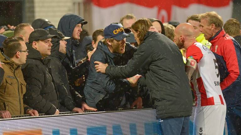 Spelers proberen de fans te kalmeren. (Foto: OrangePictures)