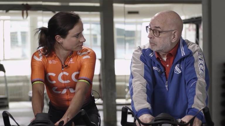 Marianne Vos op de fiets in gesprek met Brabantse lijsttrekkers. (Foto: Video Team Brabant Sport)