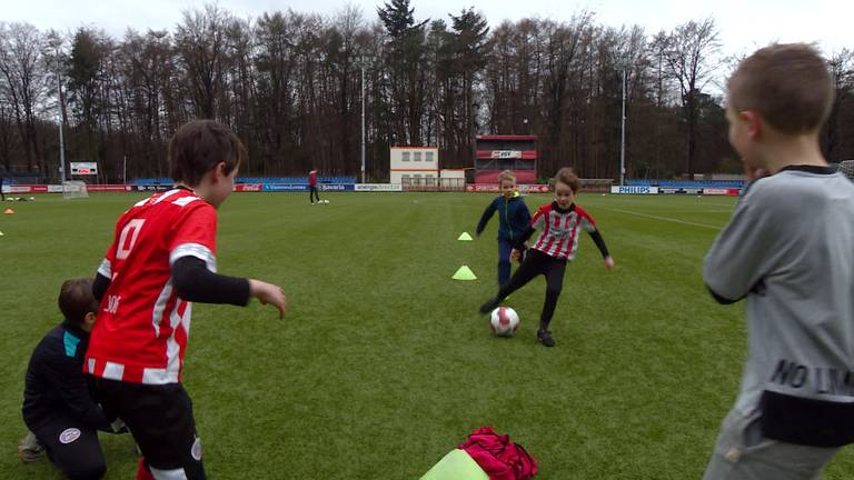 Een spannend potje voetbal bij de PSV kidsday