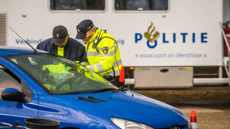 Agenten in actie tijdens de controle van donderdag. (Foto: Sem van Rijssel/SQ Vision)