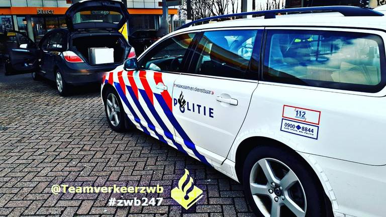 De man liep bij een politiecontrole tegen de lamp. (Foto: politie)