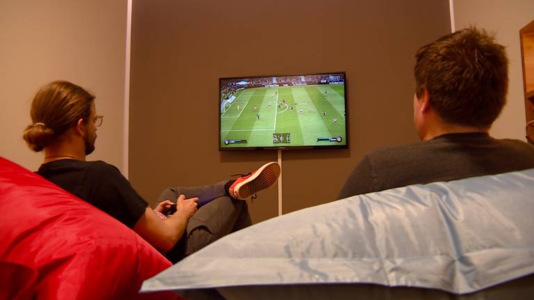 Een huiskamertje voor gamers in het nieuwe eSports Center.