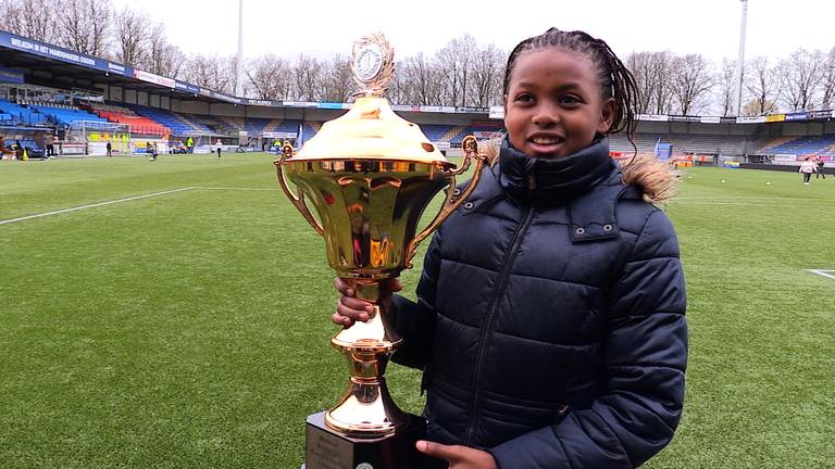 Fatim Bah won vrijdag een grote, gouden beker tijdens het Waalwijks Kampioenschap (WK) tikkertje.