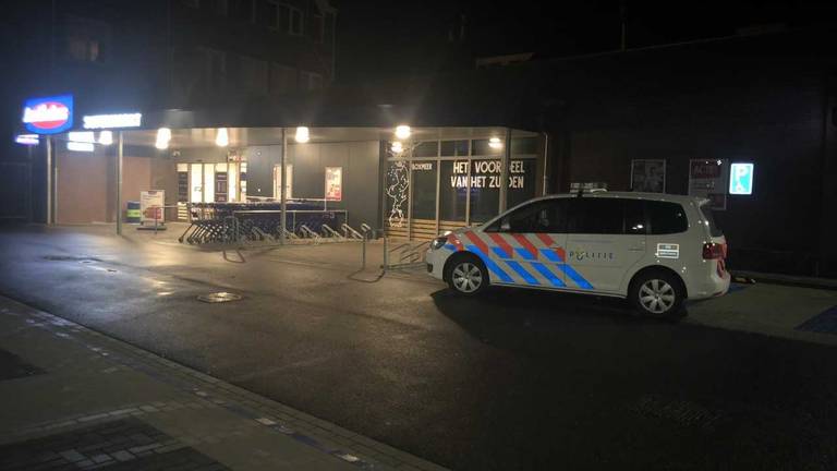 Een man overviel supermarkt Jan Linders in Boxmeer (Foto: Marco van den Broek).