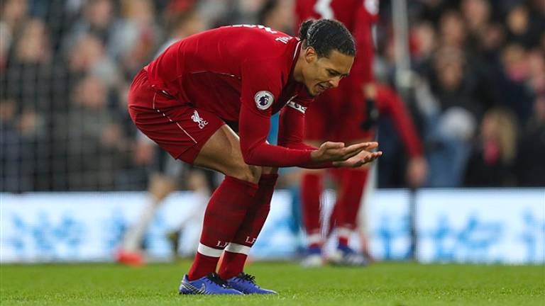 Virgil van Dijk baalt na zijn fout (Foto: VI Images).