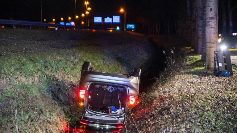 De auto belandde in een sloot. (Foto: Jack Brekelmans)