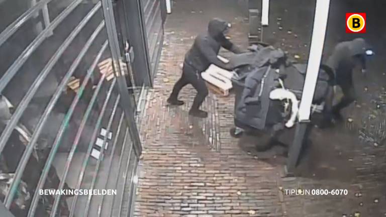 Overvallers lopen met de kleding de winkel uit. (foto: Omroep Brabant)