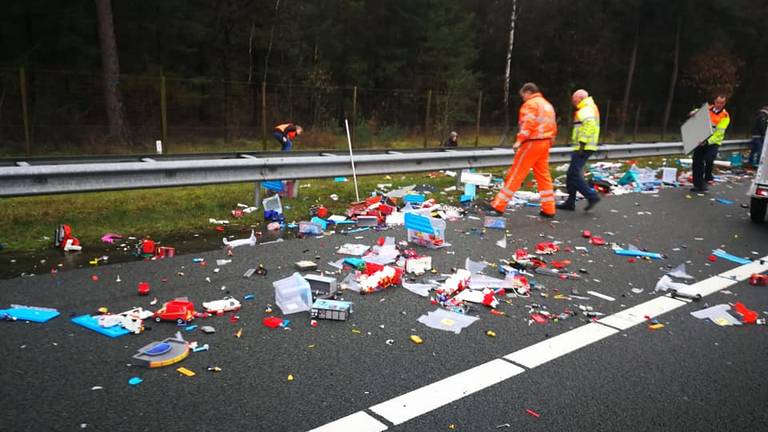 Een ravage op de weg na de aanrijding (Foto: John Boluyt)