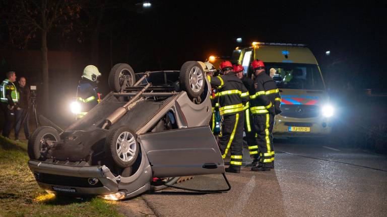 De auto raakte zwaar beschadigd (Foto: Jack Brekelmans/Persburo BMS)