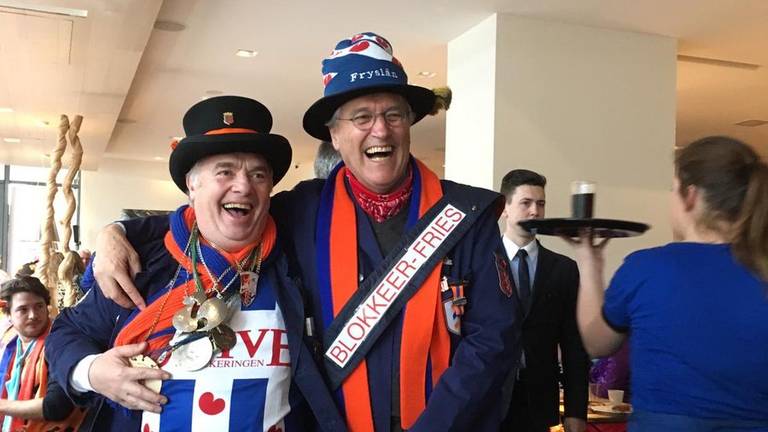 De burgemeester droeg tijdens carnaval een sjerp met daarop de tekst: 'Blokkeer-Fries'.