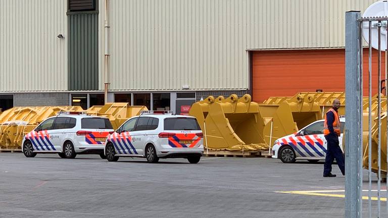 Bij het Bossche bedrijf Caterpillar is een medewerker onder een zware ijzeren plaat terecht gekomen. (Foto; Meesters Multi Media)