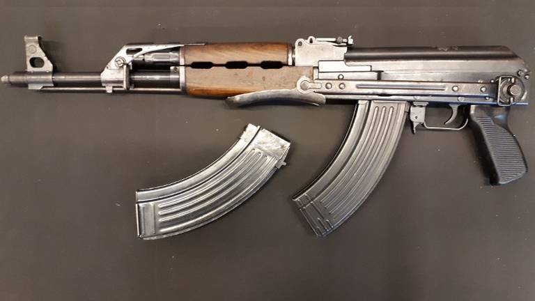 Het betreffende geweer, een AK-47. (Foto: politie)