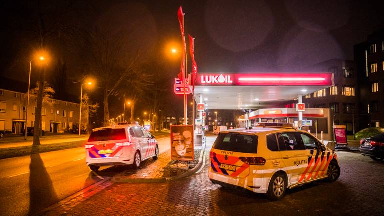 Gewapende overval bij tankstation Lukoil in Eindhoven. (Foto: Sem van Rijssel/SQVision)