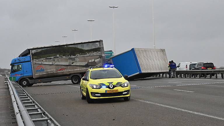 De gekantelde vrachtwagen. (Foto: Tom van der Put/SQ Vision)