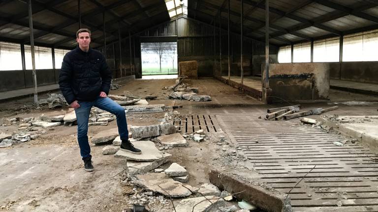 De 20-jarige Bram van Beekveld in zijn lege koeienstal. (Foto: Eva de Schipper)