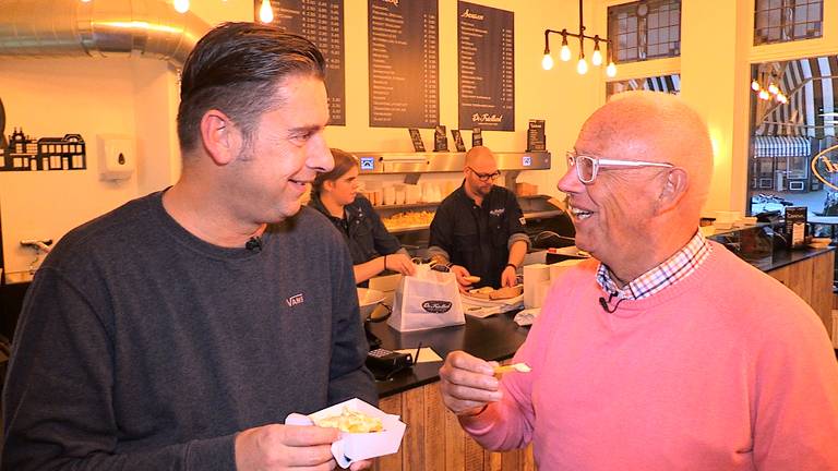 Verslaggever Ronald Sträter in gesprek met oud-speler Bertus Quaars.