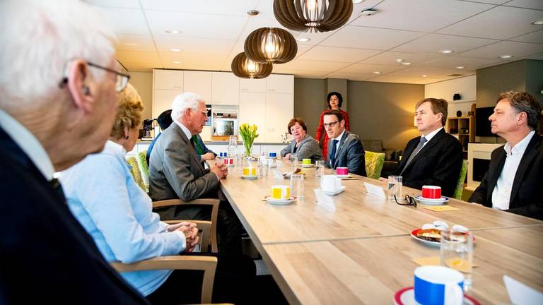 Aan tafel in Lieshout (Foto: Koninklijkhuis/Twitter)