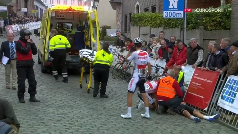 Van der Poel ligt kermend van de pijn op de grond. (Foto: Eurosport)