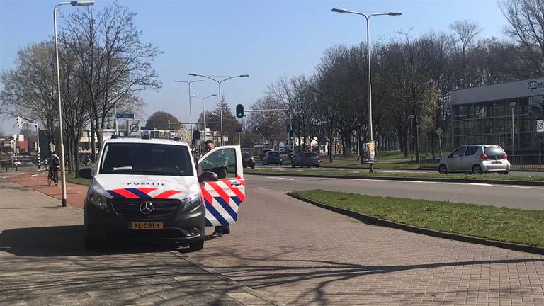 De kruising waar de vrouw de auto in werd getrokken (Foto: Raymond Merkx)