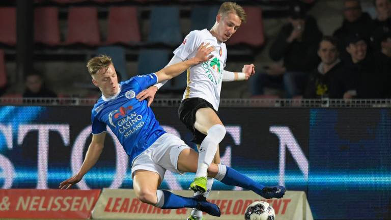 Sven Blummel (links) namens FC Den Bosch in duel met Melle Springer.