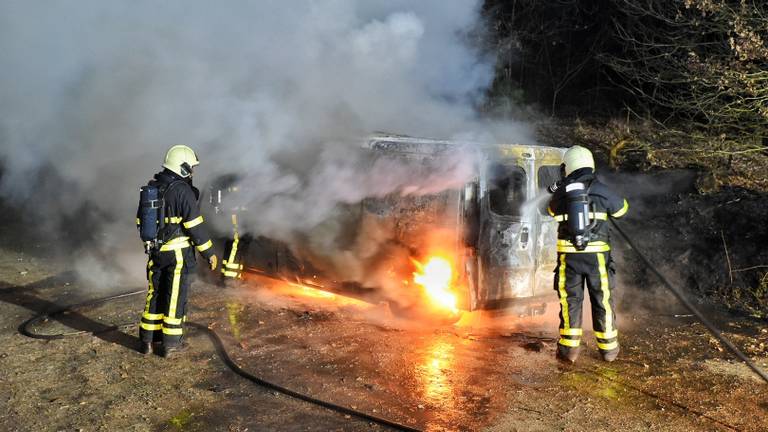 De bestelbus brandde volledig uit. (Foto: Toby de Kort)